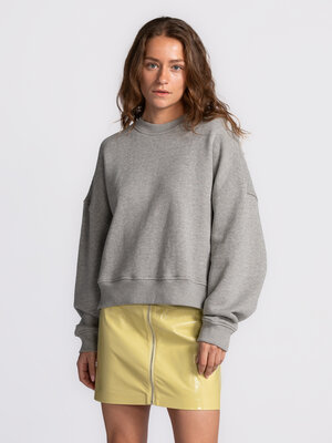 Sweat Emma. The ultimate classic. Ce pull gris est une pièce qui fonctionne à tous les coups. Sa coupe ample et son tissu...