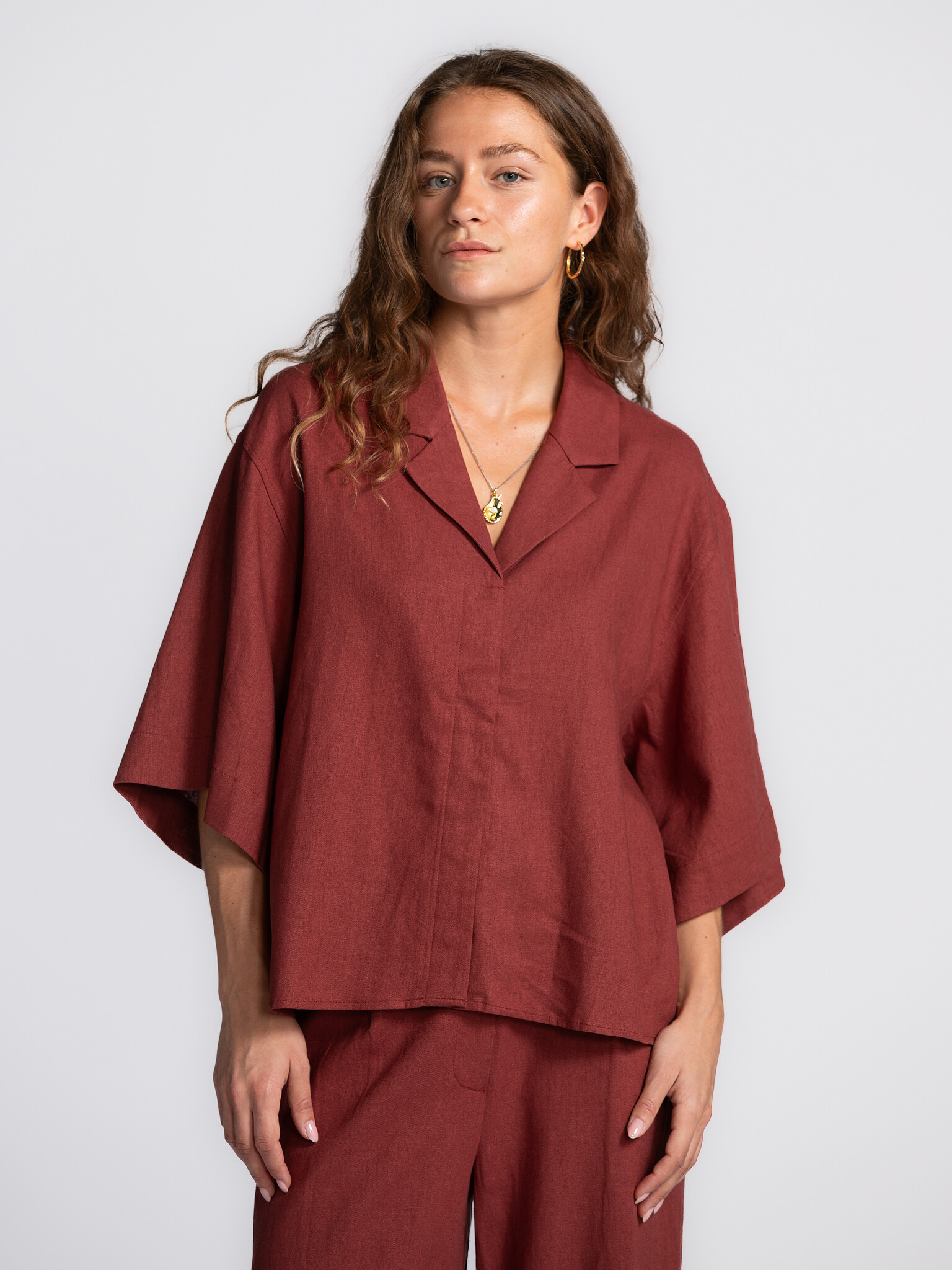 Les Soeurs Hemd Marlow 3. Burgundy breeze. Dit luchtige hemd in linnenmix met 3/4 mouw is een veelzijdige essential. De r...