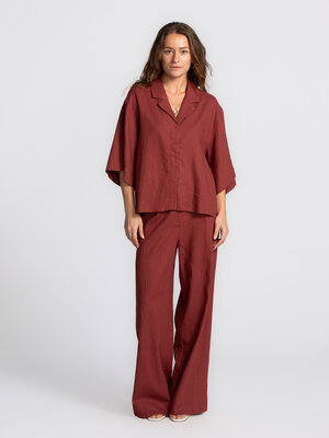 Shirt Marlow. Burgundy breeze. This airy linen-blend shirt with 3/4 sleeves is a versatile essential. The relaxed fit kee...