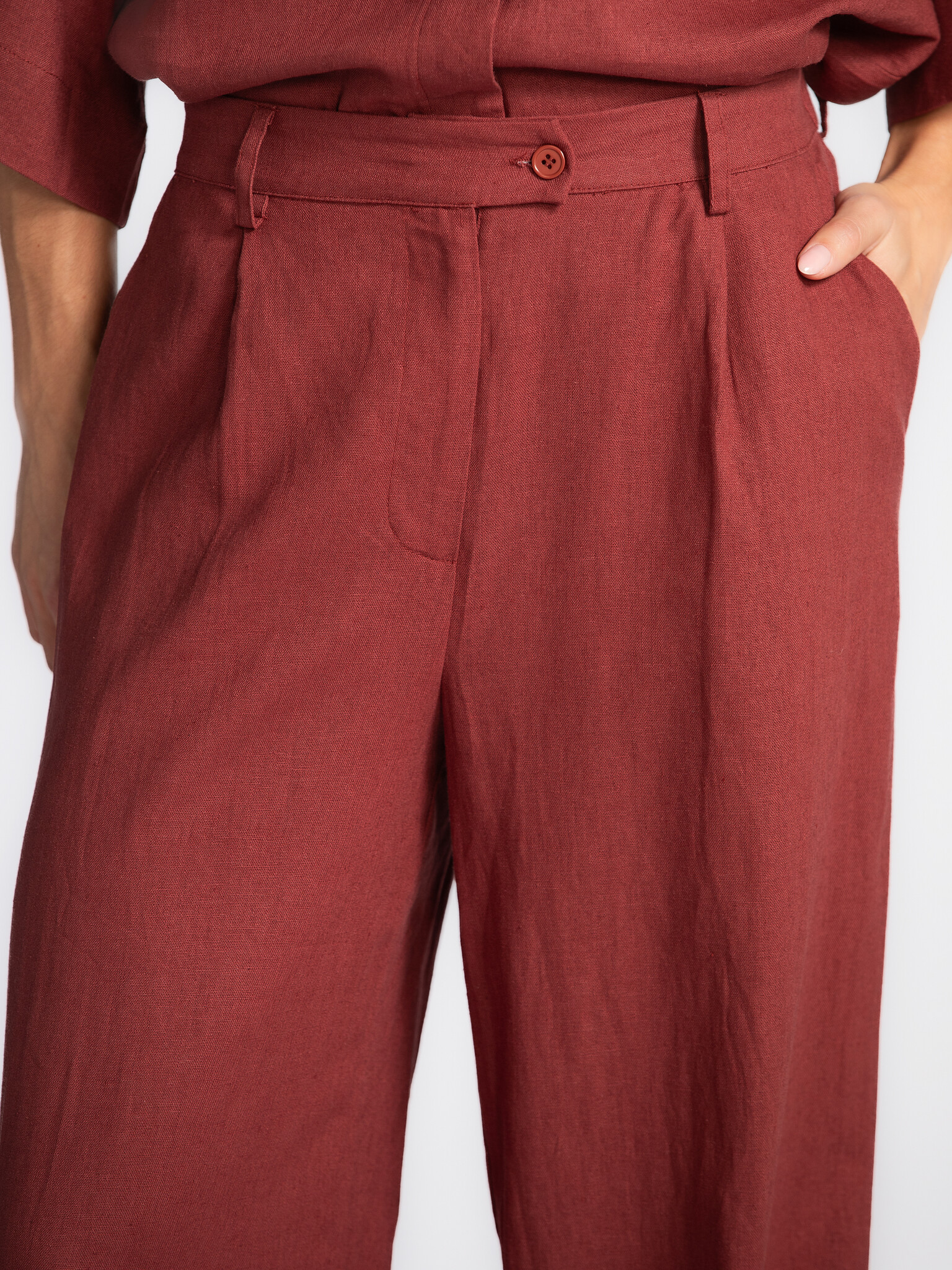 Les Soeurs Pantalon en lin Mecah 4. Léger et aérien. Ce pantalon long en lin bordeaux allie coupe décontractée et éléganc...