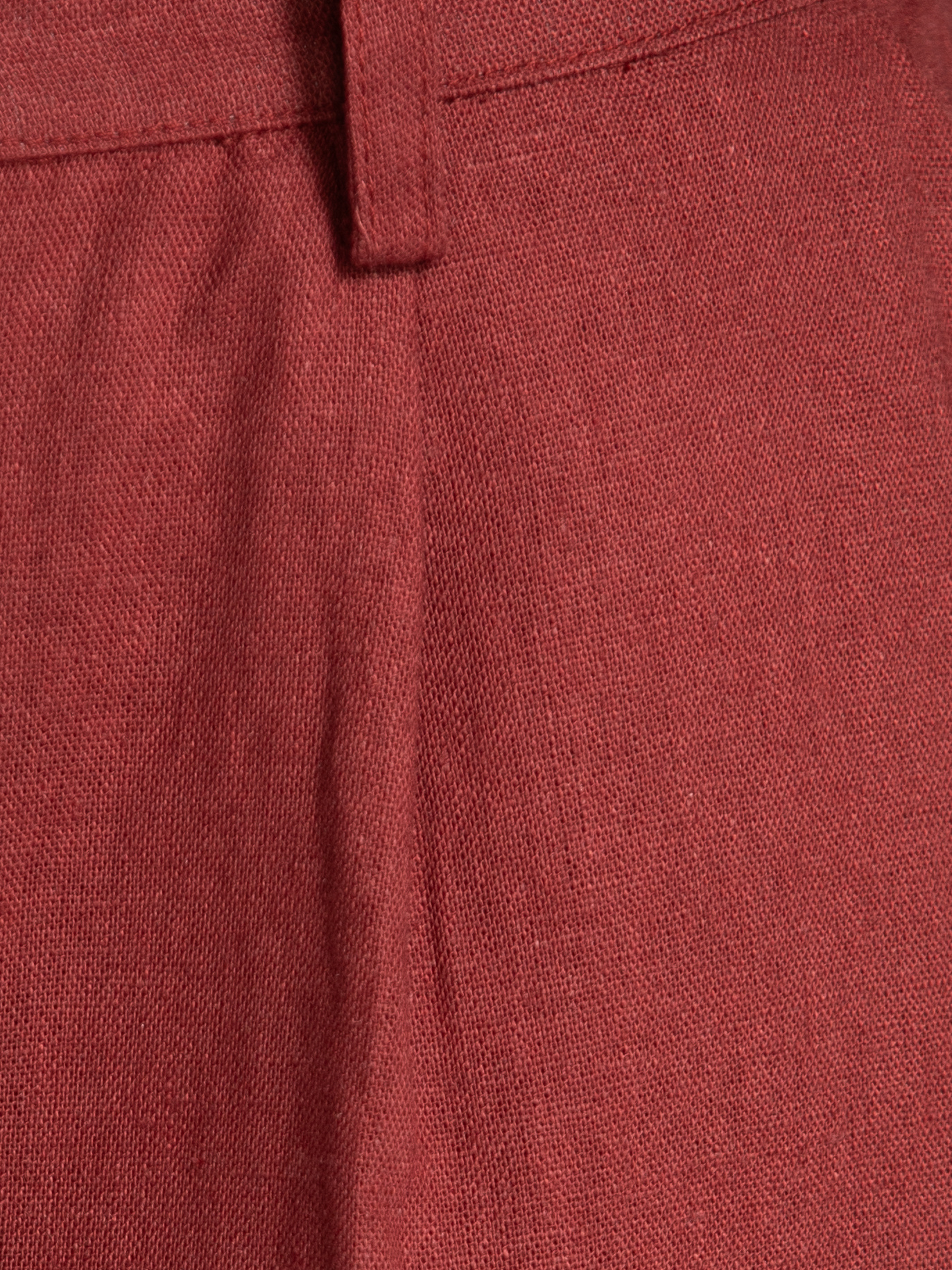 Les Soeurs Pantalon en lin Mecah 7. Léger et aérien. Ce pantalon long en lin bordeaux allie coupe décontractée et éléganc...