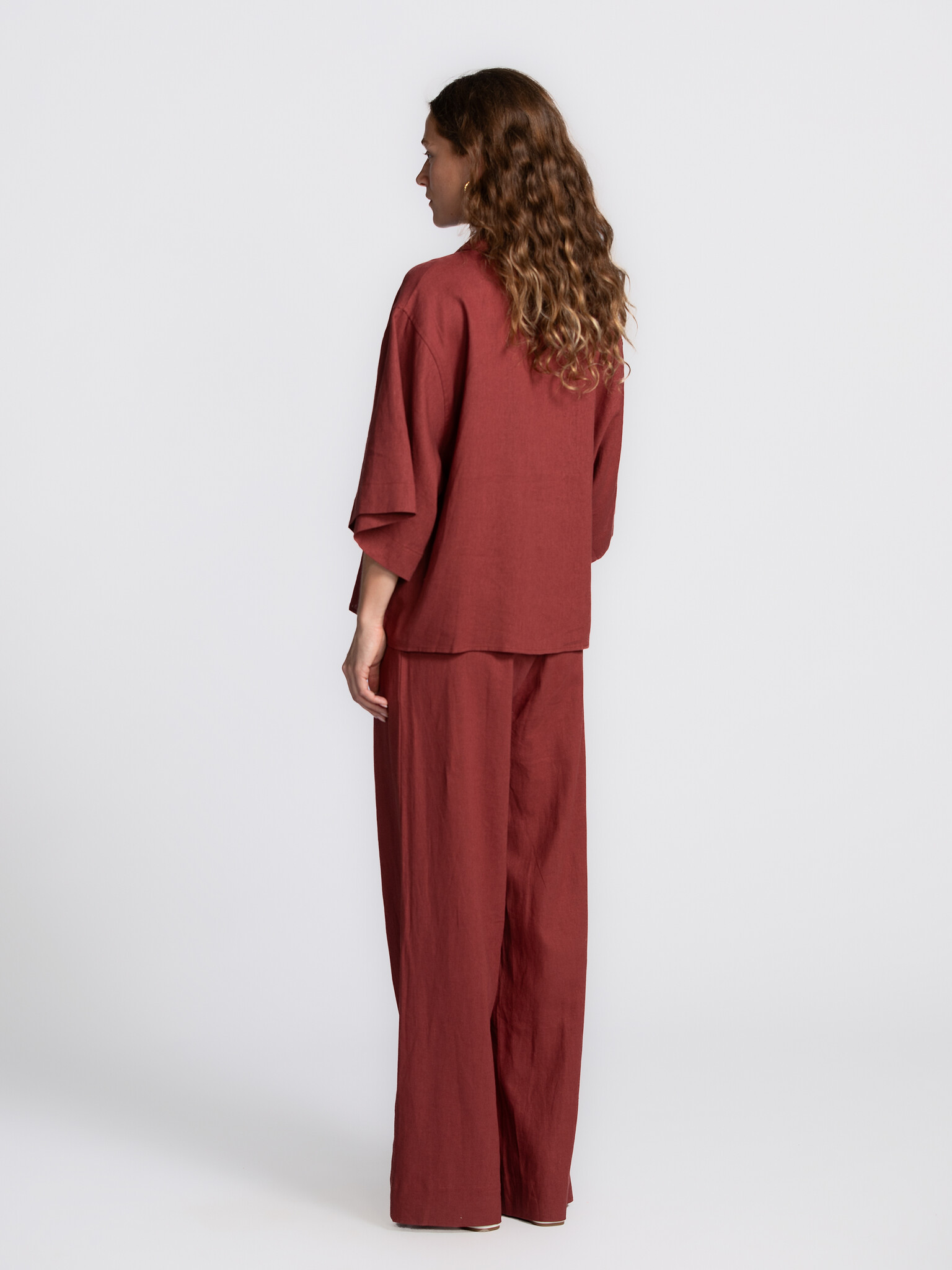 Les Soeurs Pantalon en lin Mecah 6. Léger et aérien. Ce pantalon long en lin bordeaux allie coupe décontractée et éléganc...