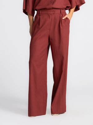 Pantalon Mecah. Léger et aérien. Ce pantalon long en lin bordeaux allie coupe décontractée et élégance intemporelle. Le l...
