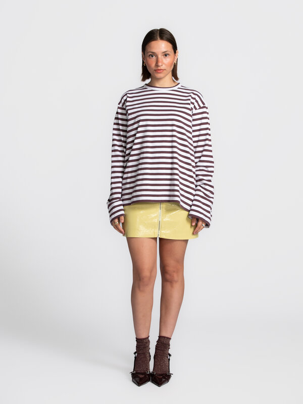 Edited Jupe mini Qeena 3. Let it shine ! Cette mini-jupe jaune est la pièce phare de votre tenue. Portez-la avec un t-shi...