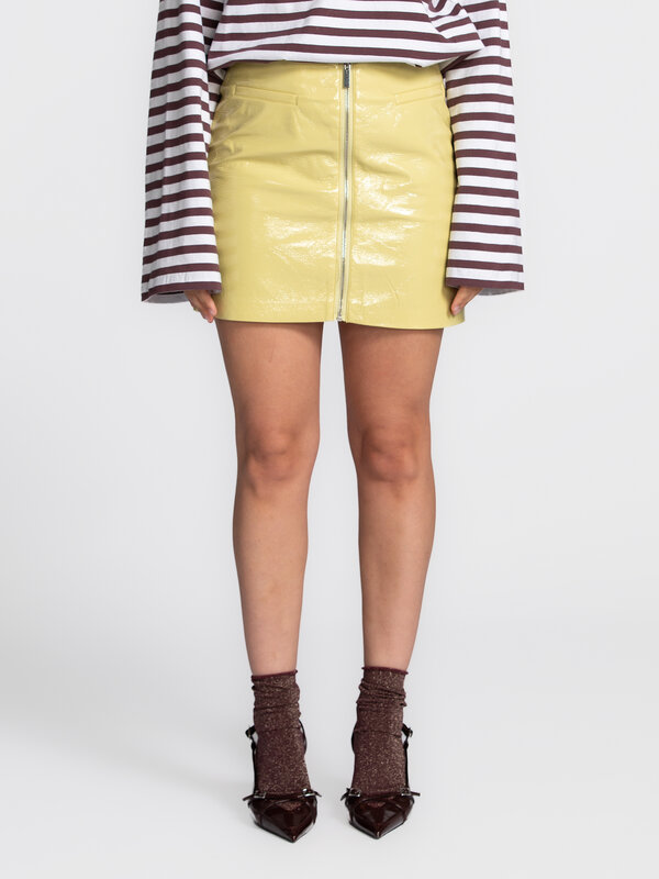 Edited Jupe mini Qeena 1. Let it shine ! Cette mini-jupe jaune est la pièce phare de votre tenue. Portez-la avec un t-shi...