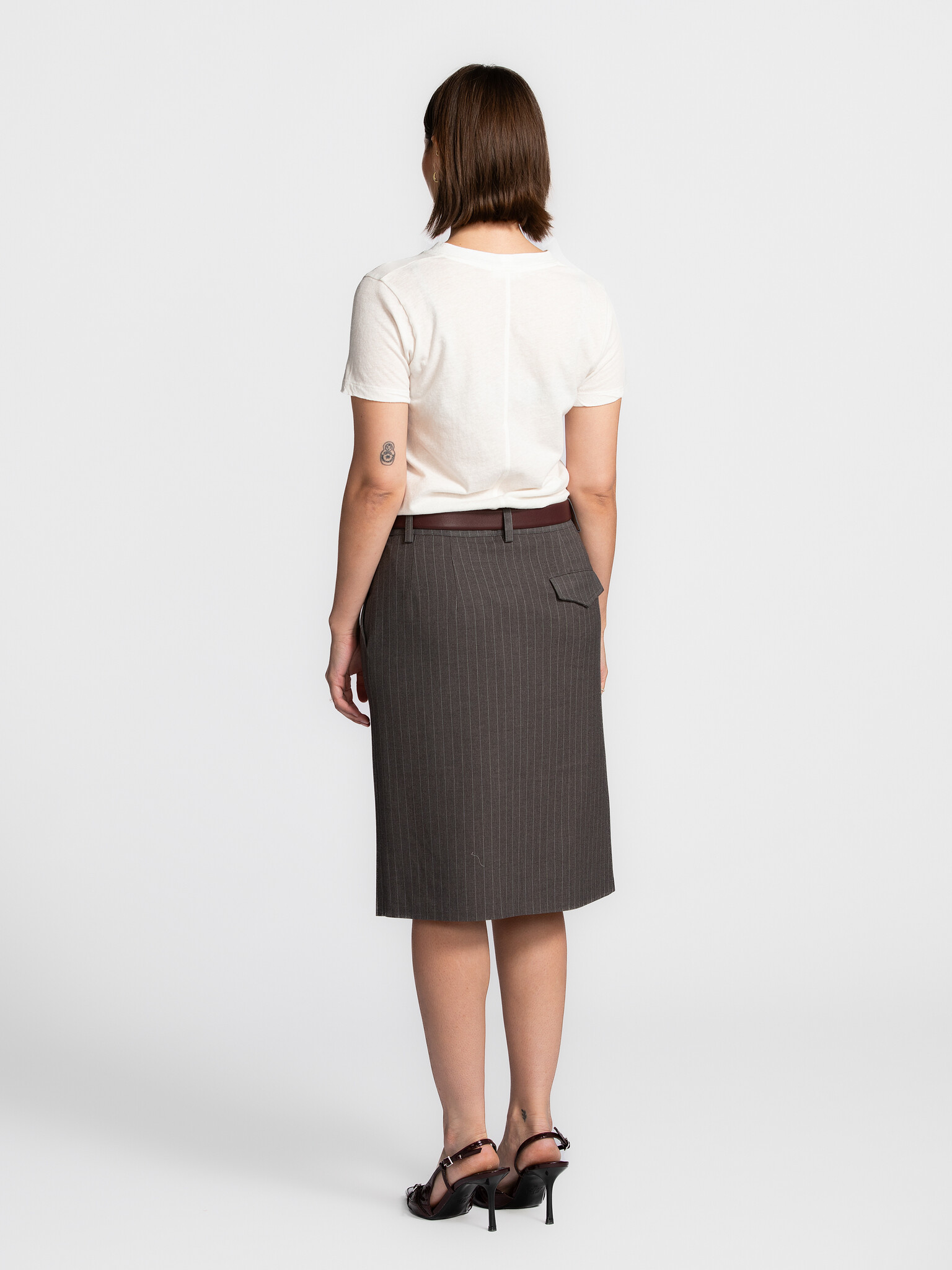 Les Soeurs Krijtstreep rok Malika 5. Vintage feel, but make it fashion. Deze grijze kokerrok met krijtstreep geeft de kla...