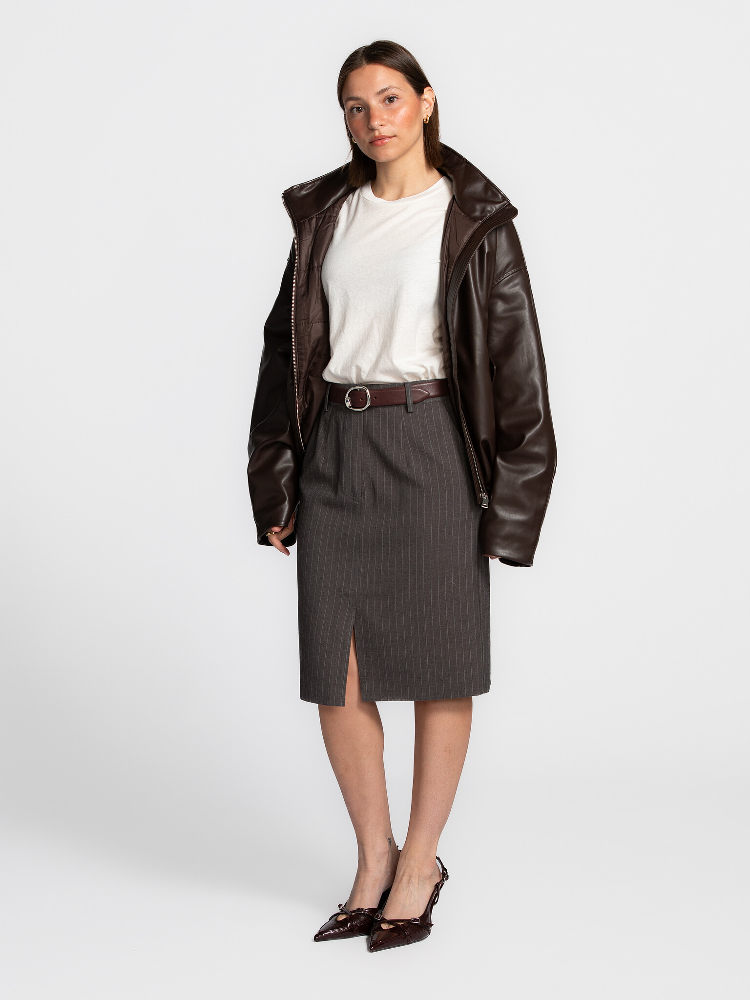 Les Soeurs Krijtstreep rok Malika 3. Vintage feel, but make it fashion. Deze grijze kokerrok met krijtstreep geeft de kla...