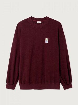 Sweat Ytibay. Wrapped in burgundy. Ce pull bordeaux effet bouclé allie confort et style. Sa coupe un peu plus longue se p...