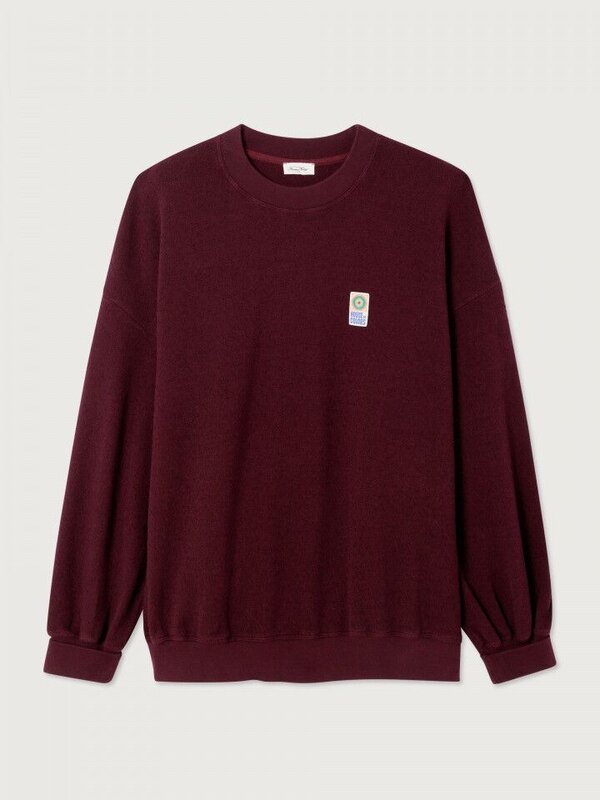 American Vintage Sweat Ytibay 2. Wrapped in burgundy. Ce pull bordeaux effet bouclé allie confort et style. Sa coupe un p...