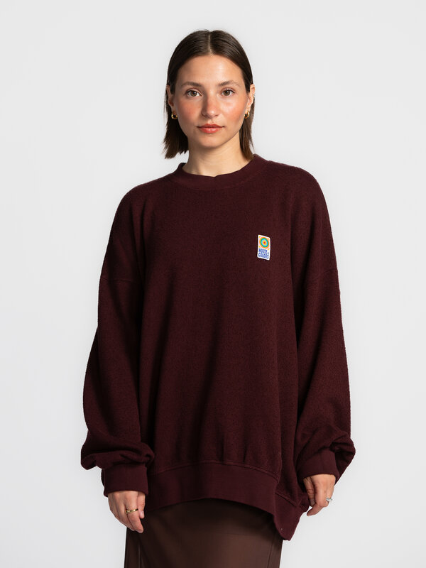 American Vintage Sweat Ytibay 3. Wrapped in burgundy. Ce pull bordeaux effet bouclé allie confort et style. Sa coupe un p...