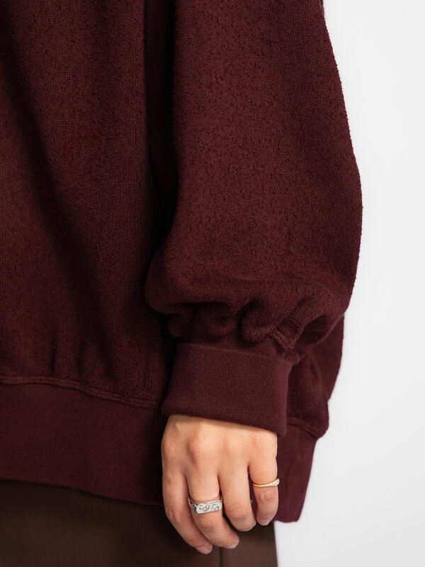 American Vintage Sweat Ytibay 4. Wrapped in burgundy. Ce pull bordeaux effet bouclé allie confort et style. Sa coupe un p...