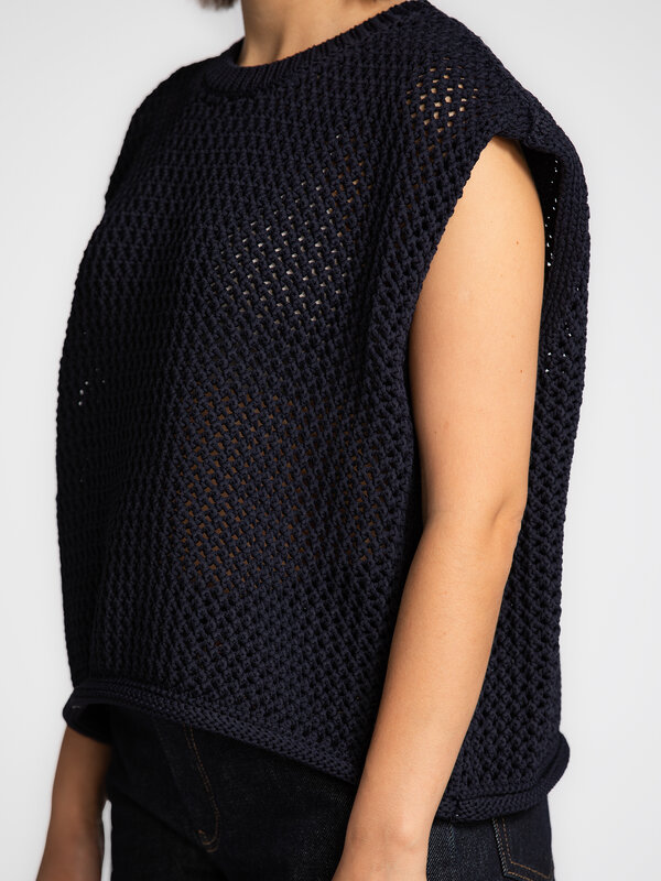 Les Soeurs Gebreide top Mori 4. Navy never looked this good. Deze mouwloze top in grofgebreide tube yarn heeft een losse ...