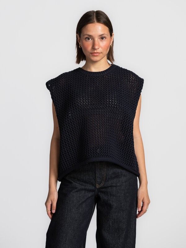 Les Soeurs Gebreide top Mori 1. Navy never looked this good. Deze mouwloze top in grofgebreide tube yarn heeft een losse ...