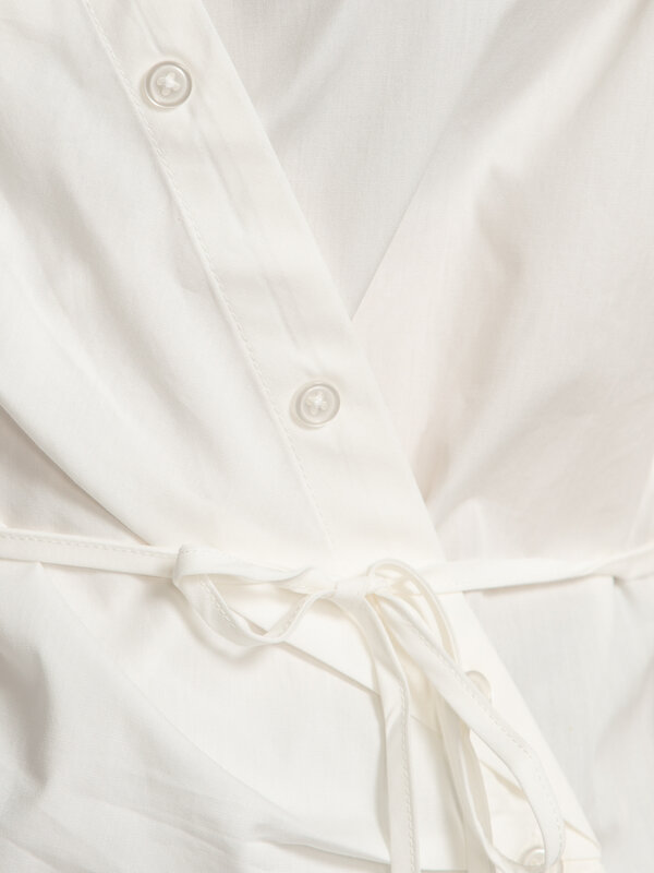 Edited Wikkelblouse Lillith 6. Elegant en tijdloos. Deze blouse combineert een klassiek button-down design met een modern...