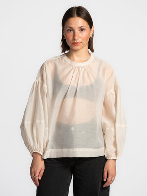 Blouse Orpha. Sheer romance. Deze luchtige, transparante blouse voegt een romantische en vrouwelijke toets toe aan elke o...