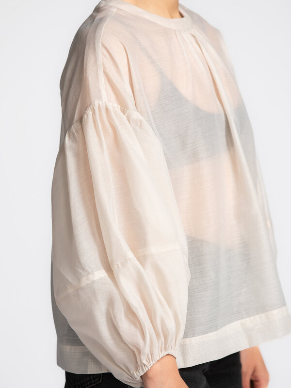 Edited Blouse transparente Orpha 4. Sheer romance. Cette blouse légère et transparente apporte une touche romantique et f...