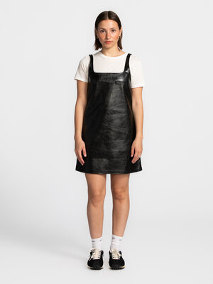 Robe Teena. Cute but cool. Cette robe courte en simili cuir attire tous les regards. Sa coupe droite offre une allure int...