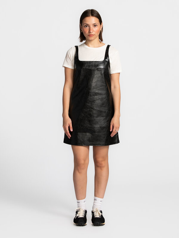 Edited Mouwloze jurk Teena 1. Cute but cool. Deze korte jurk in imitatieleer trekt de aandacht. De rechte snit geeft een ...
