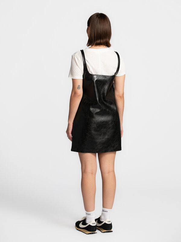 Edited Mouwloze jurk Teena 5. Cute but cool. Deze korte jurk in imitatieleer trekt de aandacht. De rechte snit geeft een ...