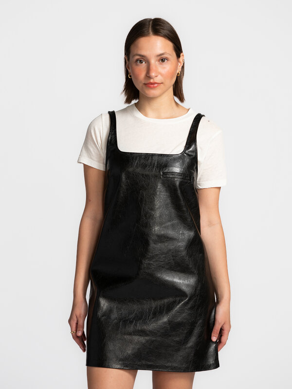 Edited Mouwloze jurk Teena 3. Cute but cool. Deze korte jurk in imitatieleer trekt de aandacht. De rechte snit geeft een ...
