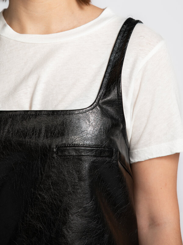 Edited Mouwloze jurk Teena 4. Cute but cool. Deze korte jurk in imitatieleer trekt de aandacht. De rechte snit geeft een ...