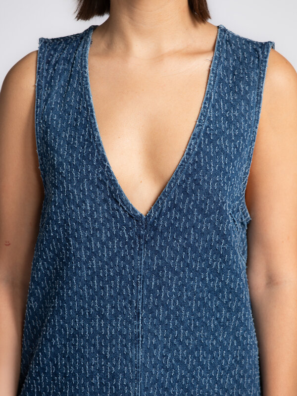 Edited Denim jurk Xristina 4. Denim dress with a hint of chic. Deze mouwloze denim jurk met subtiel tweedpatroon is pure ...