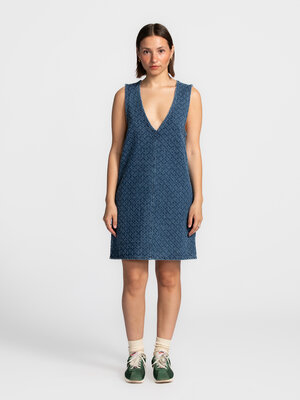 Denim jurk Xristina. Denim dress with a hint of chic. Deze mouwloze denim jurk met subtiel tweedpatroon is pure fun fashi...