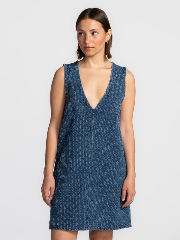 Edited Denim jurk Xristina 3. Denim dress with a hint of chic. Deze mouwloze denim jurk met subtiel tweedpatroon is pure ...