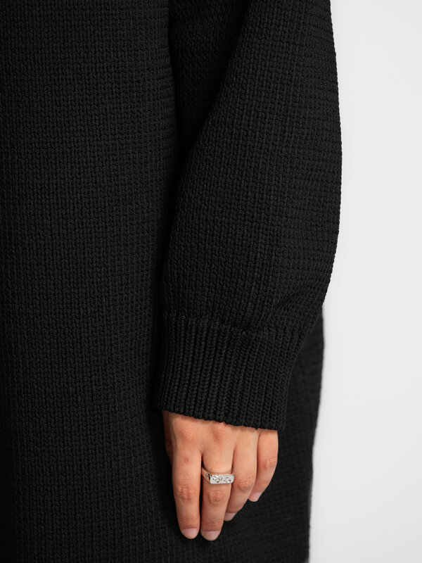 Les Soeurs Robe en maille Monti 4. La petite robe noire d’automne. Cette robe courte en fil tubulaire épais allie sobriét...