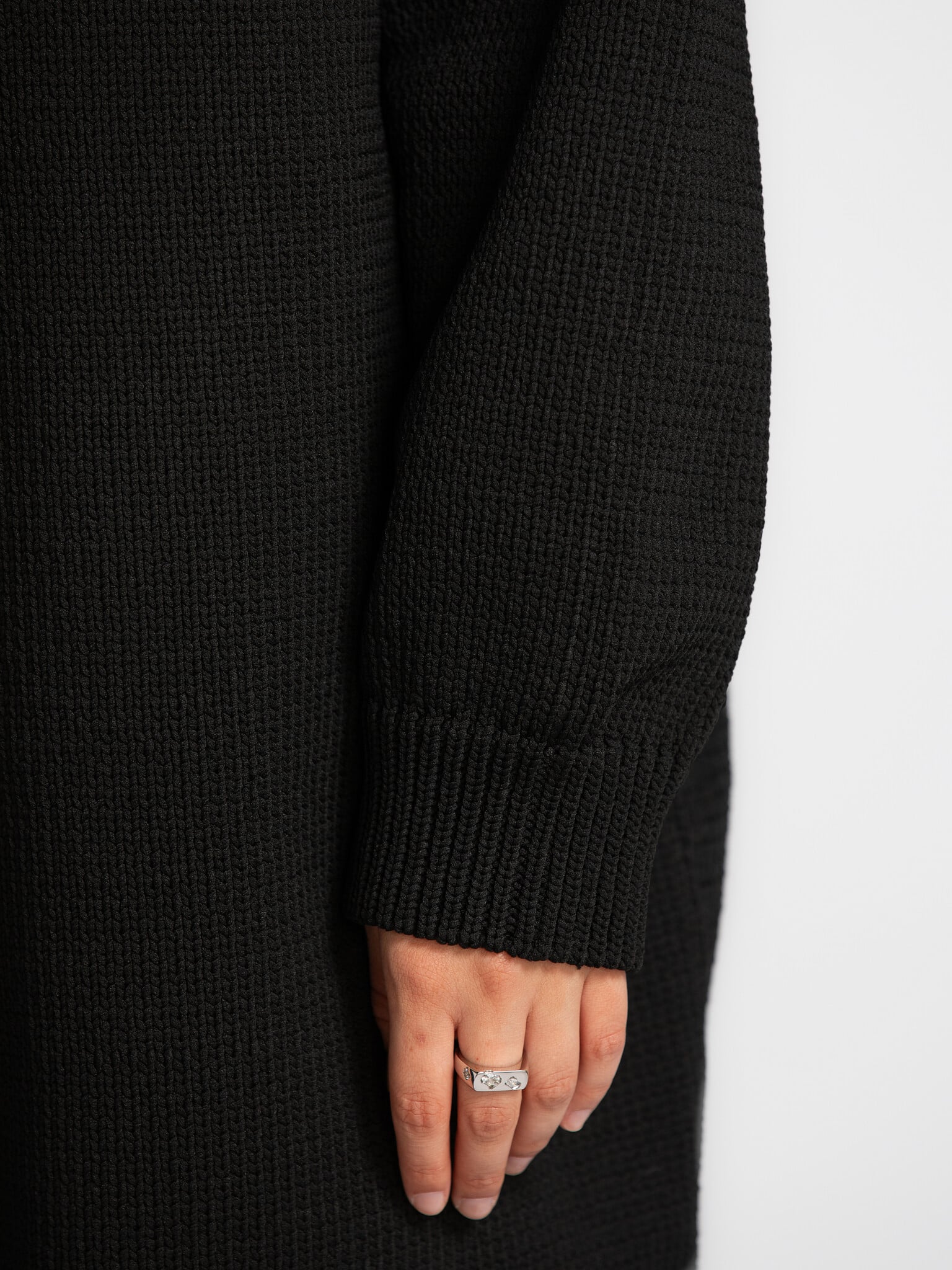 Les Soeurs Robe en maille Monti 4. La petite robe noire d’automne. Cette robe courte en fil tubulaire épais allie sobriét...