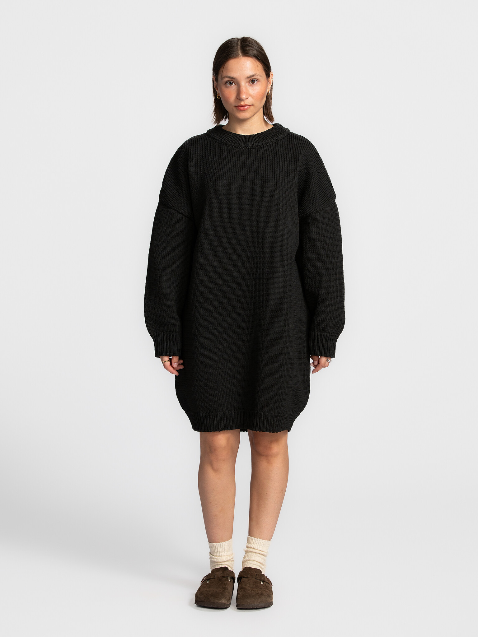Les Soeurs Robe en maille Monti 1. La petite robe noire d’automne. Cette robe courte en fil tubulaire épais allie sobriét...