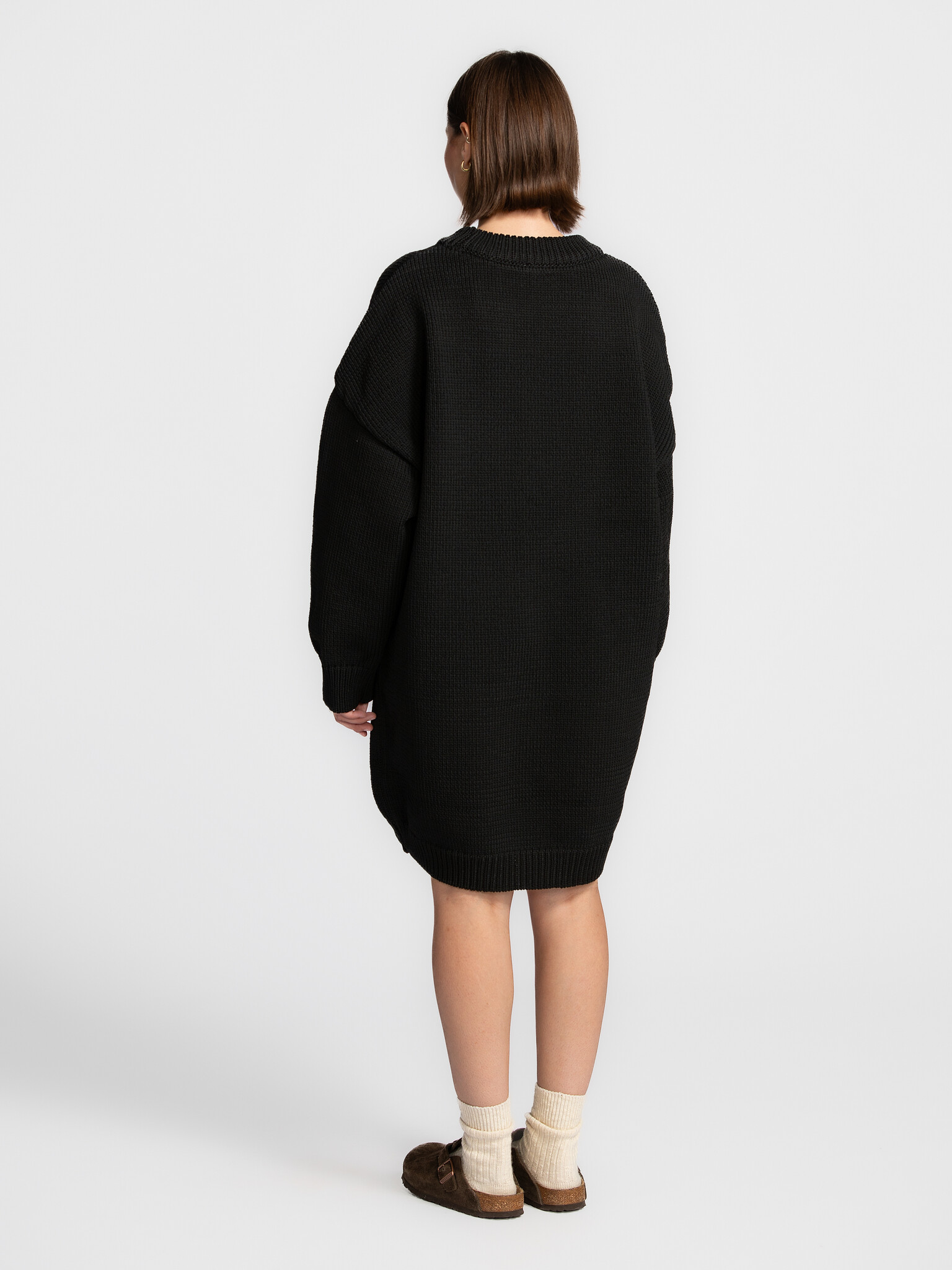 Les Soeurs Robe en maille Monti 5. La petite robe noire d’automne. Cette robe courte en fil tubulaire épais allie sobriét...