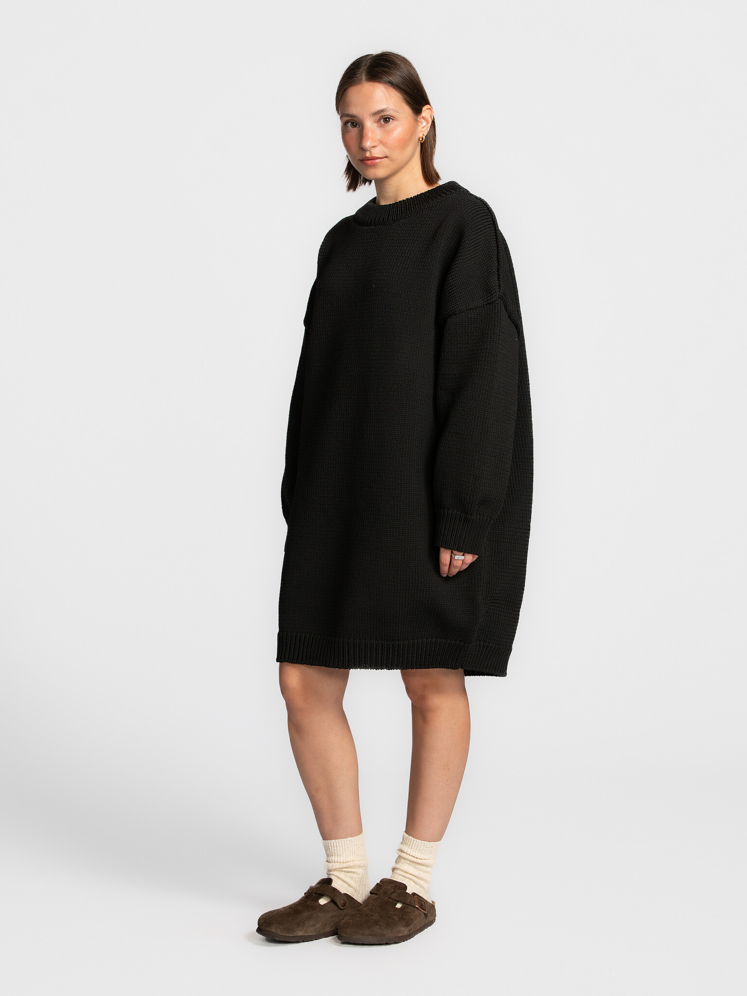 Les Soeurs Robe en maille Monti 3. La petite robe noire d’automne. Cette robe courte en fil tubulaire épais allie sobriét...