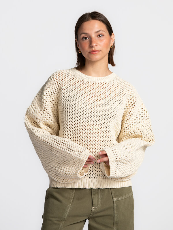 Les Soeurs Gebreide trui Mali 3. Deze ecru sweater in tube yarn is jouw nieuwe favoriet. De losse pasvorm zorgt voor ulti...