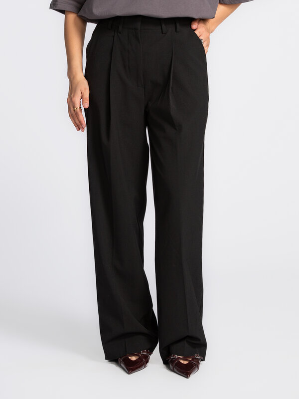 Edited Broek Kaj 6. Een broek met wijde pijpen is een van de meest flatterende silhouetten die je in je garderobe kunt he...