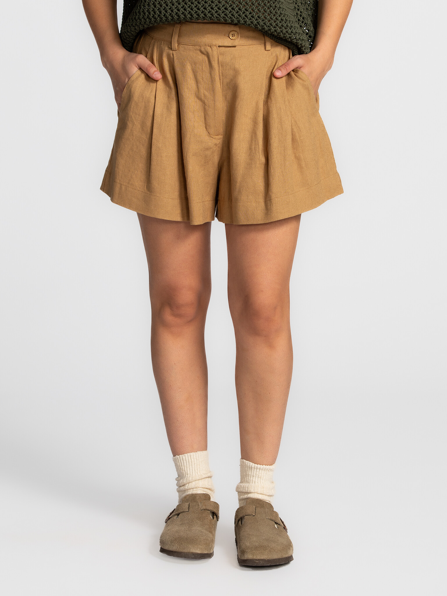 Les Soeurs Short en lin Marley 3. Élégance légère. Ce short taille haute en lin mélangé est à la fois chic et confortable...