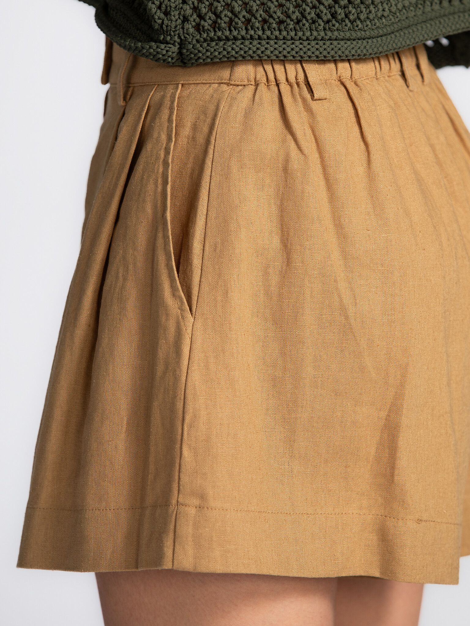 Les Soeurs Short en lin Marley 4. Élégance légère. Ce short taille haute en lin mélangé est à la fois chic et confortable...