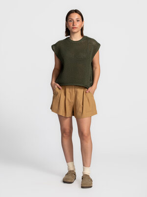 Short Marley. Élégance légère. Ce short taille haute en lin mélangé est à la fois chic et confortable pour les journées c...