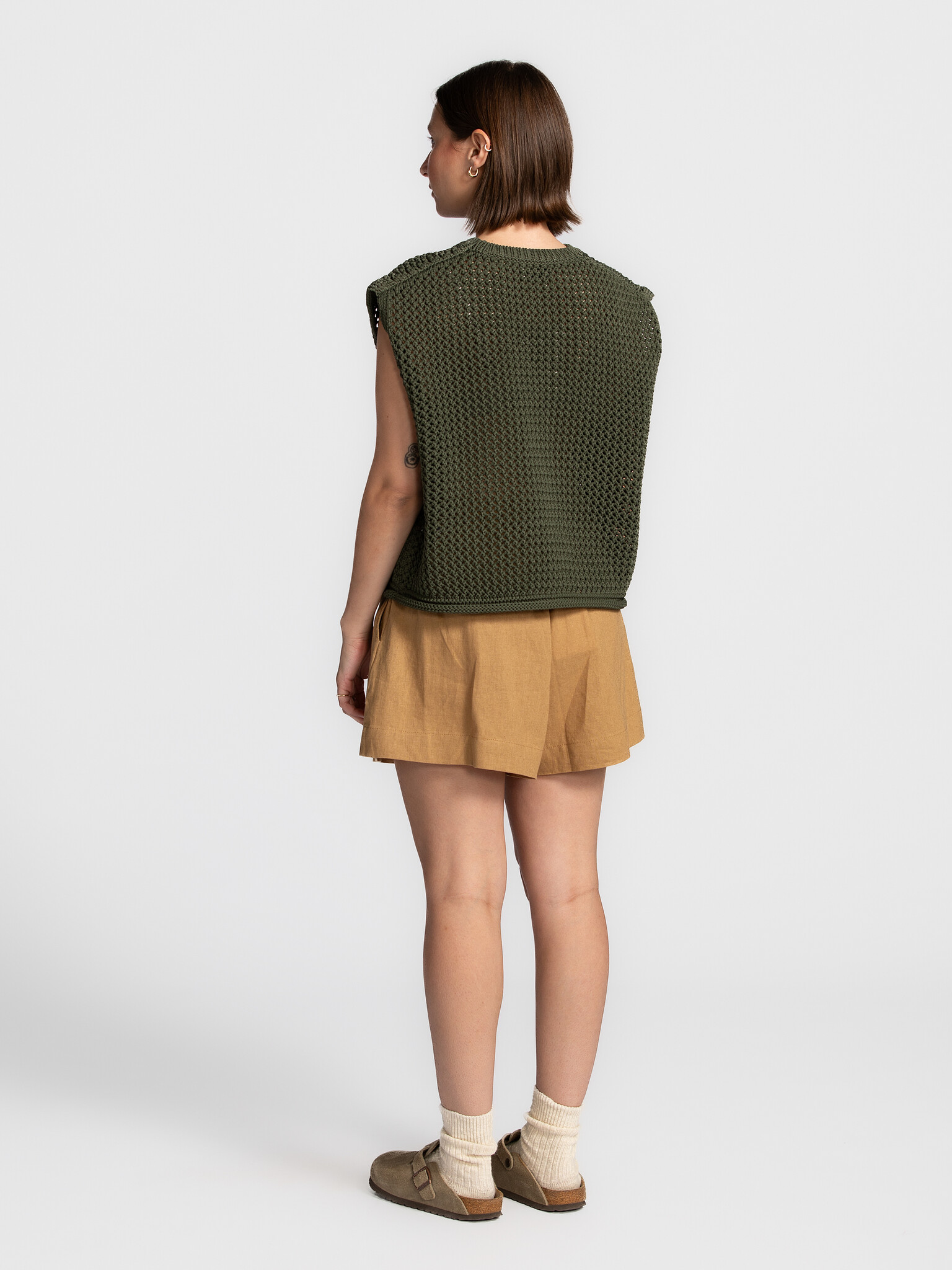 Les Soeurs Short en lin Marley 5. Élégance légère. Ce short taille haute en lin mélangé est à la fois chic et confortable...