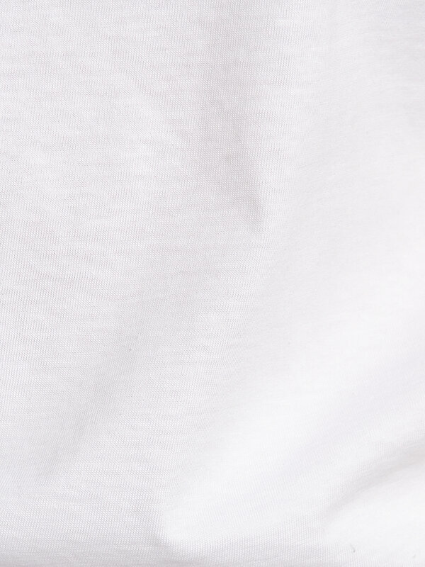 Edited T-shirt Ester 6. Fresh simplicity with a modern edge. Deze witte basic T-shirt heeft een tijdloze uitstraling met ...