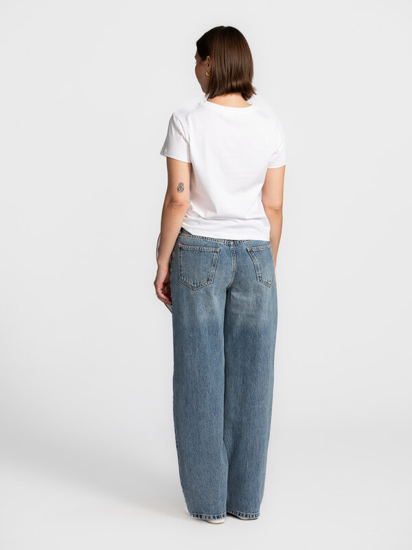 Edited T-shirt Ester 5. Fresh simplicity with a modern edge. Deze witte basic T-shirt heeft een tijdloze uitstraling met ...