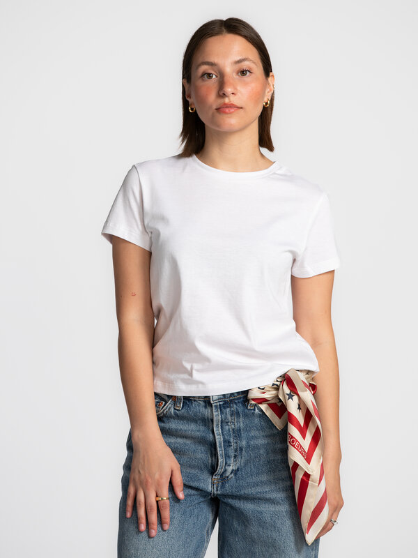 Edited T-shirt Ester 3. Fresh simplicity with a modern edge. Deze witte basic T-shirt heeft een tijdloze uitstraling met ...