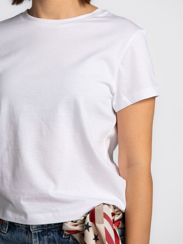 Edited T-shirt Ester 4. Fresh simplicity with a modern edge. Deze witte basic T-shirt heeft een tijdloze uitstraling met ...