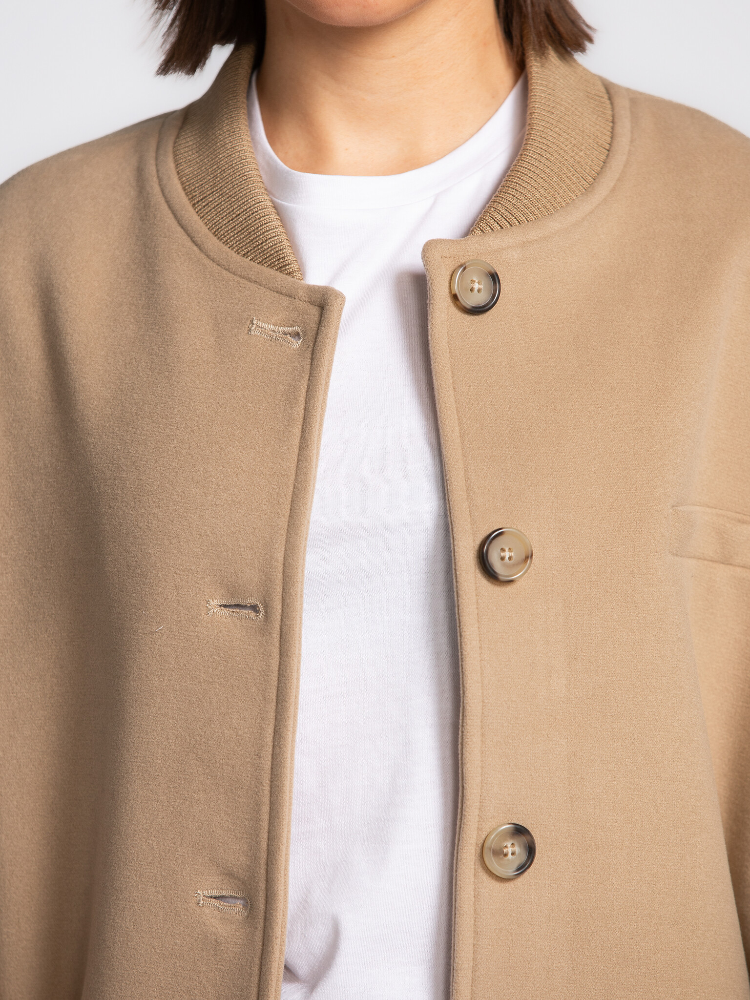 Edited Bomber Valja 4. Cette veste beige à l’allure bomber marie décontraction et élégance. Les épaules tombantes et le t...