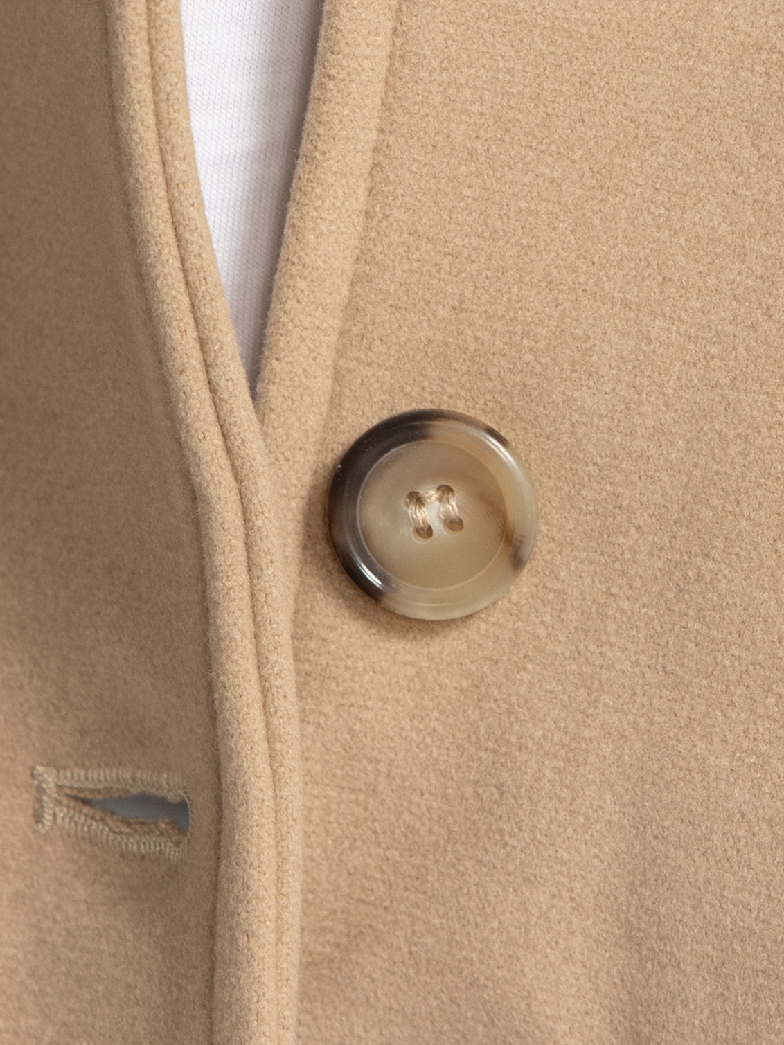 Edited Bomber Valja 6. Cette veste beige à l’allure bomber marie décontraction et élégance. Les épaules tombantes et le t...