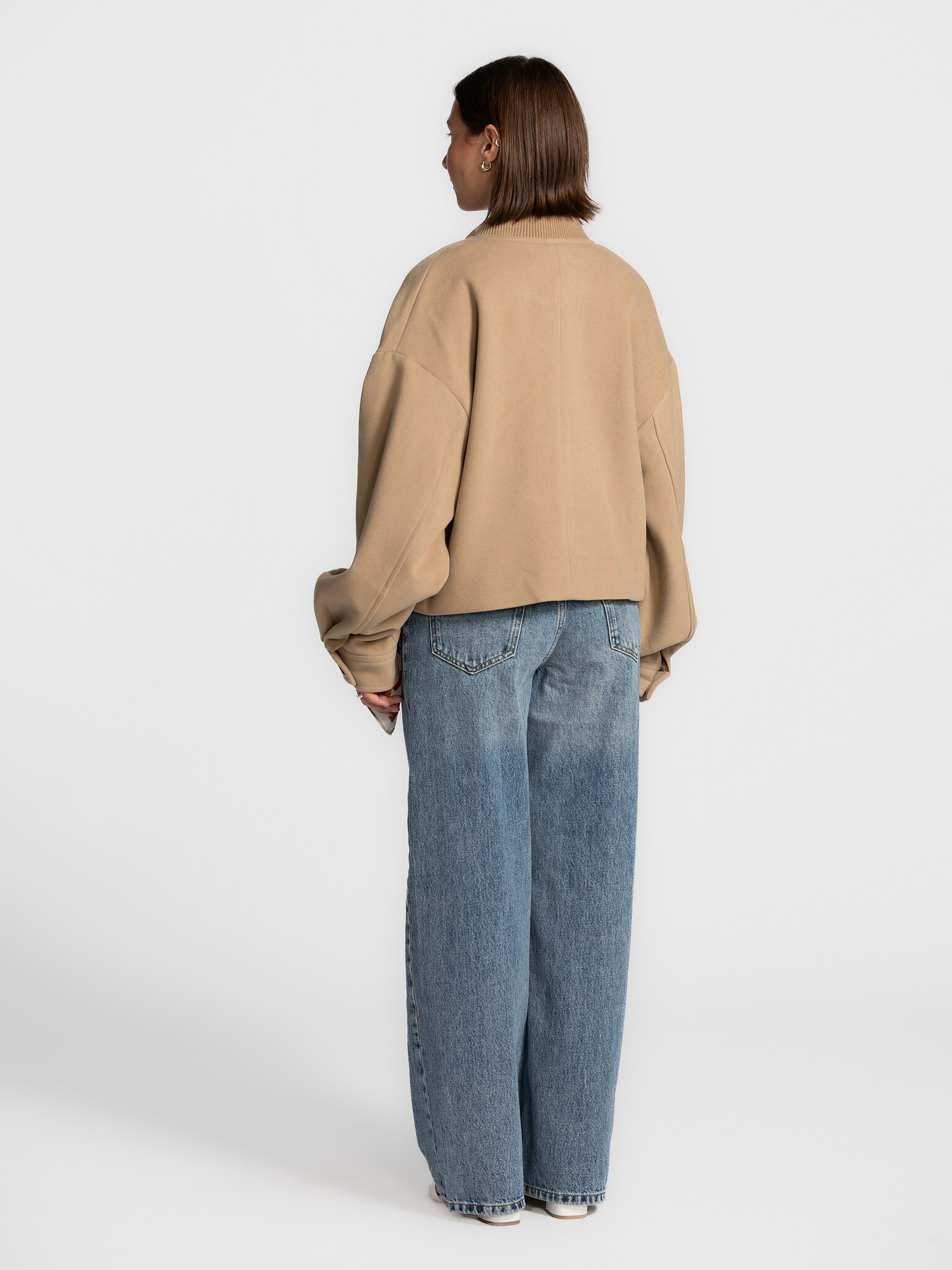 Edited Bomber Valja 5. Cette veste beige à l’allure bomber marie décontraction et élégance. Les épaules tombantes et le t...