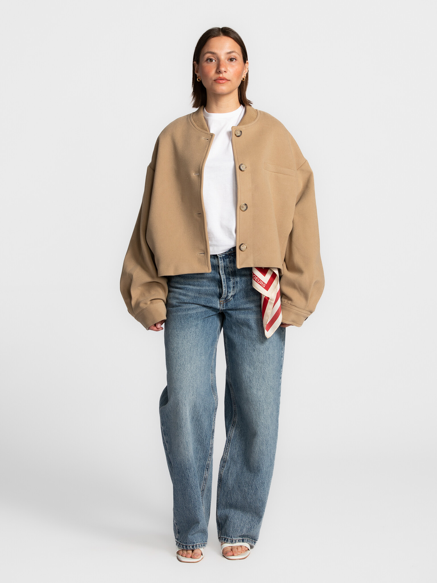 Edited Bomber Valja 1. Cette veste beige à l’allure bomber marie décontraction et élégance. Les épaules tombantes et le t...