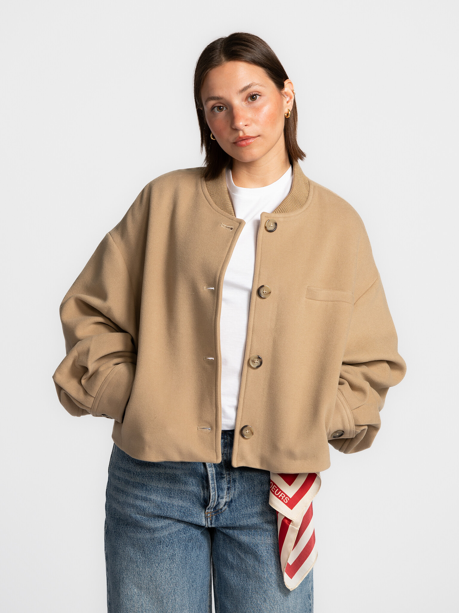 Edited Bomber Valja 3. Cette veste beige à l’allure bomber marie décontraction et élégance. Les épaules tombantes et le t...