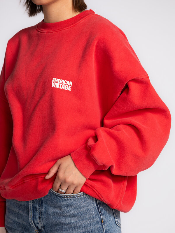 American Vintage Sweater Plizzy 4. Sporty & stylish. Deze rode sweater met relaxte pasvorm brengt kleur in je casual zond...