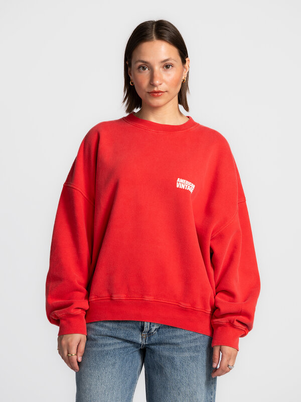 American Vintage Sweater Plizzy 3. Sporty & stylish. Deze rode sweater met relaxte pasvorm brengt kleur in je casual zond...